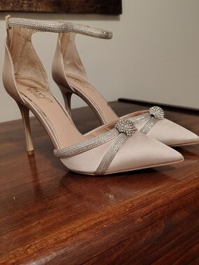 NIB Jewel Badgley Mischka Geena Pumps